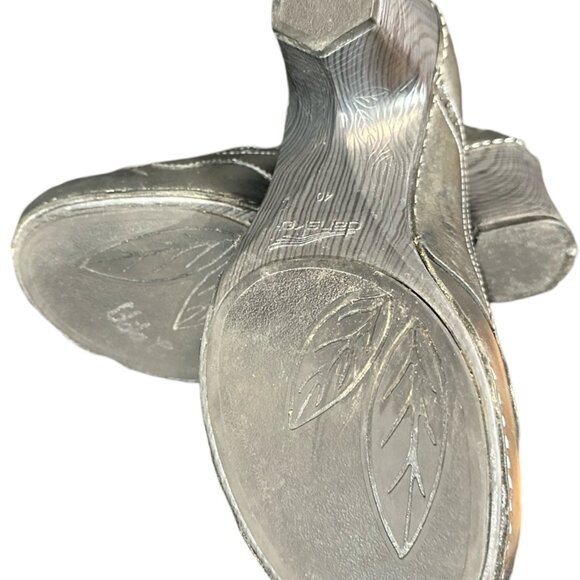 Dark Green Scalloped and Brogue/Wingtip detailed Clog booties. - Picture 5 of 14